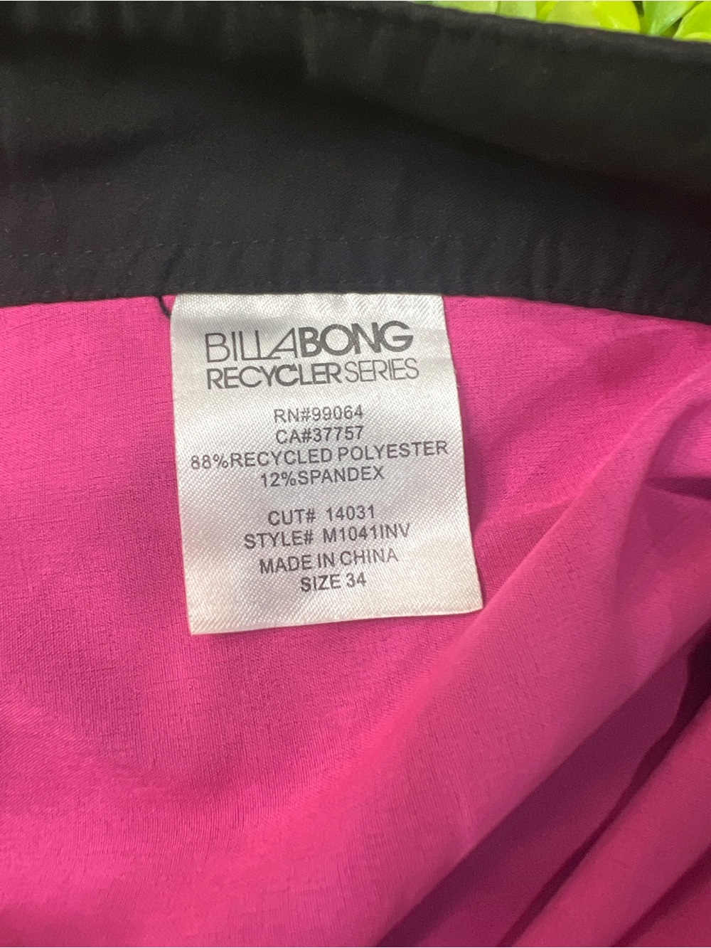 Billabong Men’s Black & Hot Pink Colorblock Boardshorts - Picture 6 of 8